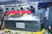 Chiranjeevi Pays Last Respcets to Sirivennela Sitaramasastri